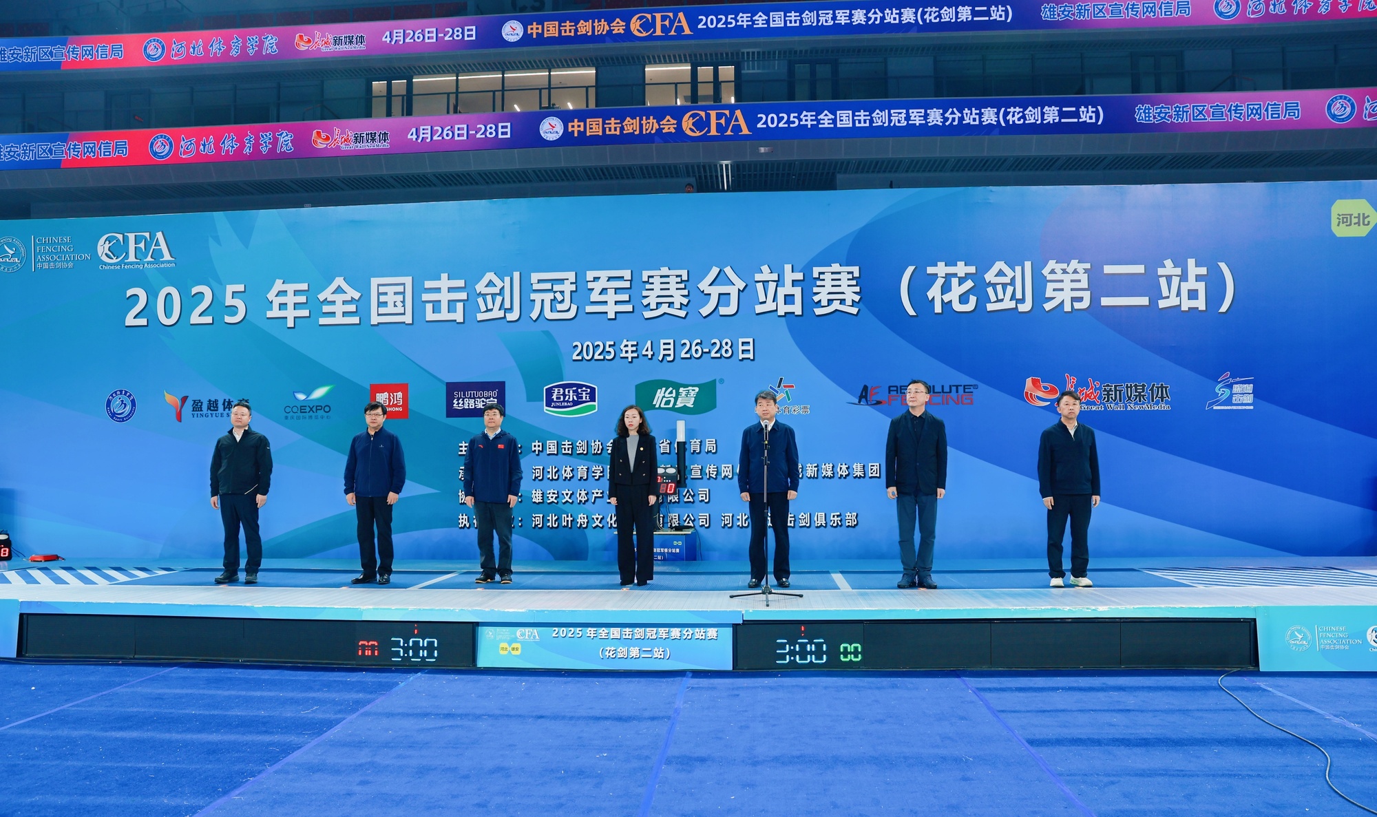 击剑锦标赛上演强强对话，北城猎隼队淘汰对手关东银狐队，战术调整见效；高压逼抢成功的简单介绍